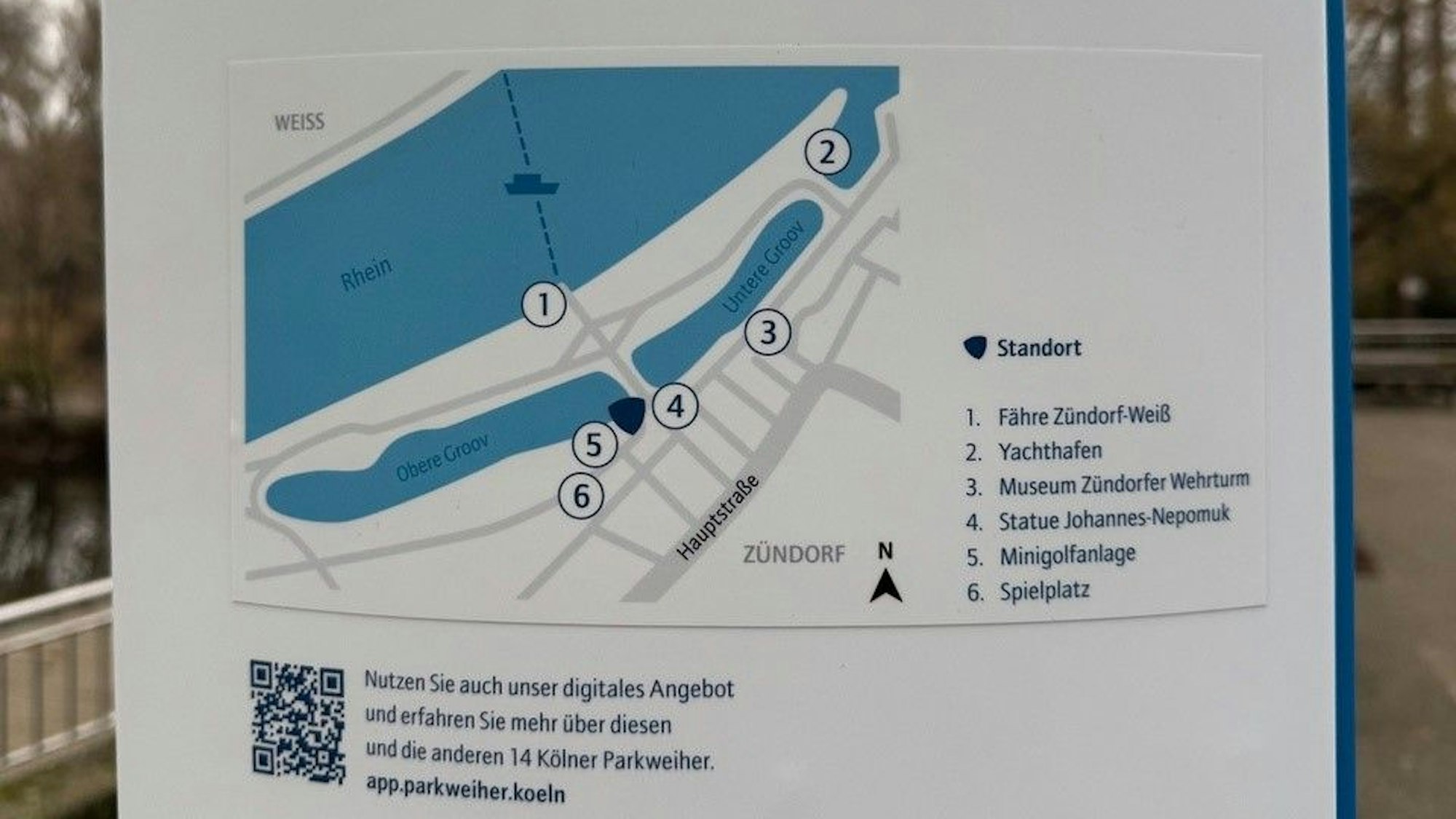 Die in Zündorf provisorisch überklebte Stele. Das abgerissene historische Teehaus wird nun nicht mehr als Sehenswürdigkeit gelistet. Die endgültige Folierung wird noch etwas Zeit in Anspruch nehmen.