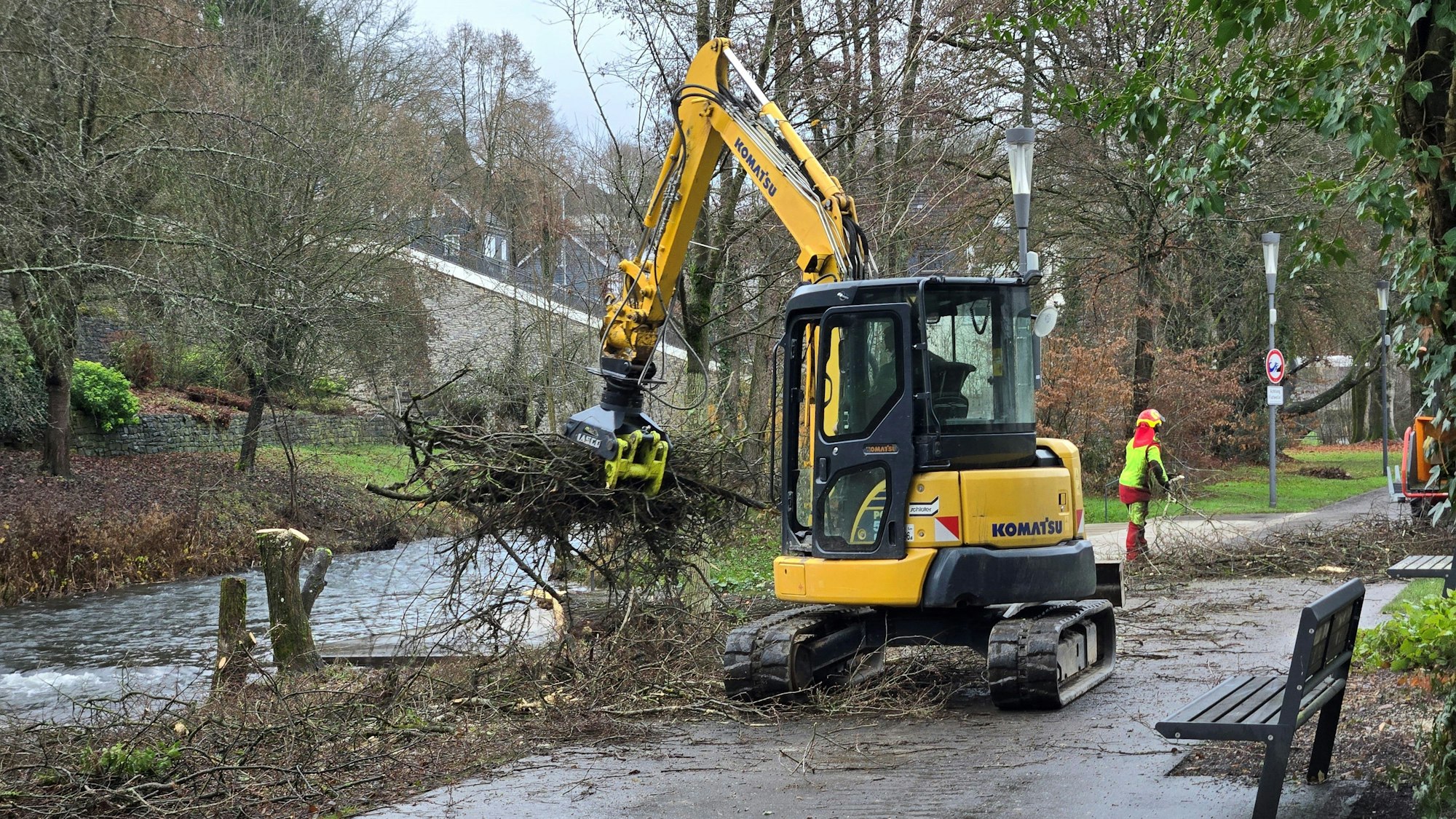 Ein Bagger sammelt Geäst ein.