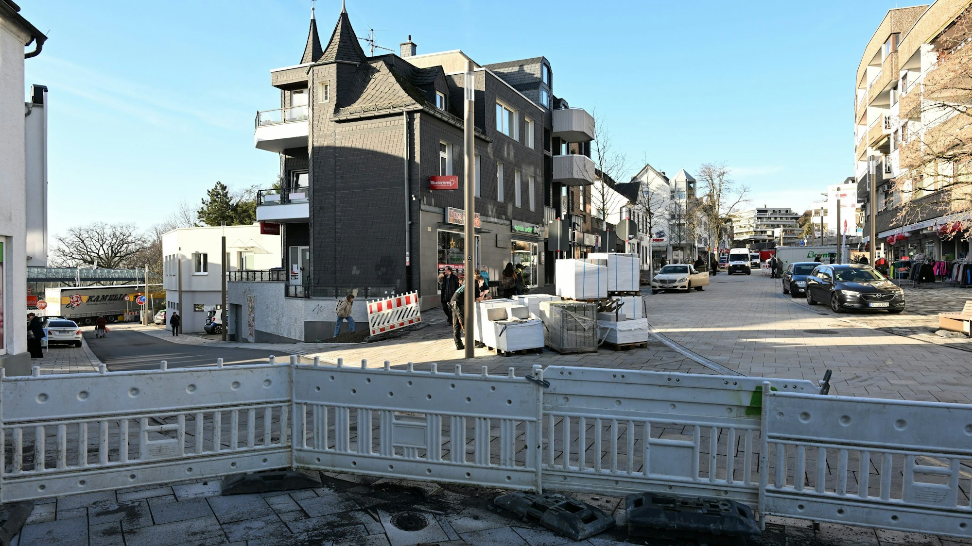 Das Foto zeigt Absperrungen auf der Schloßstraße in Bensberg