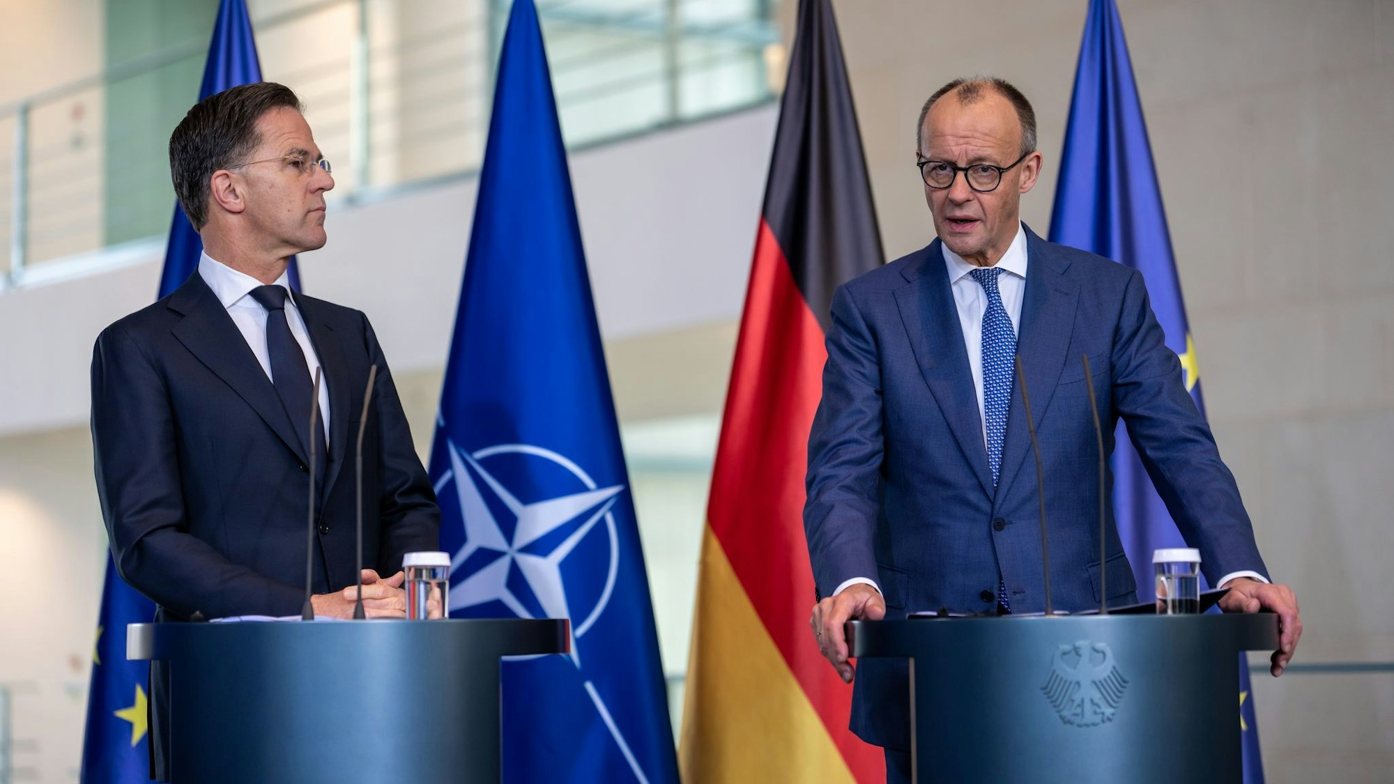 Kanzler Merz und Nato-Generalsekretär Rutte treten gemeinsam vor die Presse.