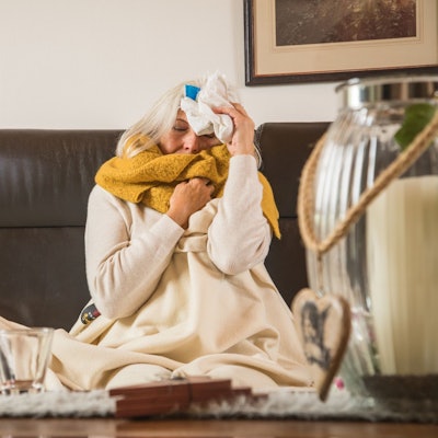 Ein plötzlicher Krankheitsbeginn mit Fieber, Gliederschmerzen und Husten ist typisch für eine Influenza-Erkrankung.