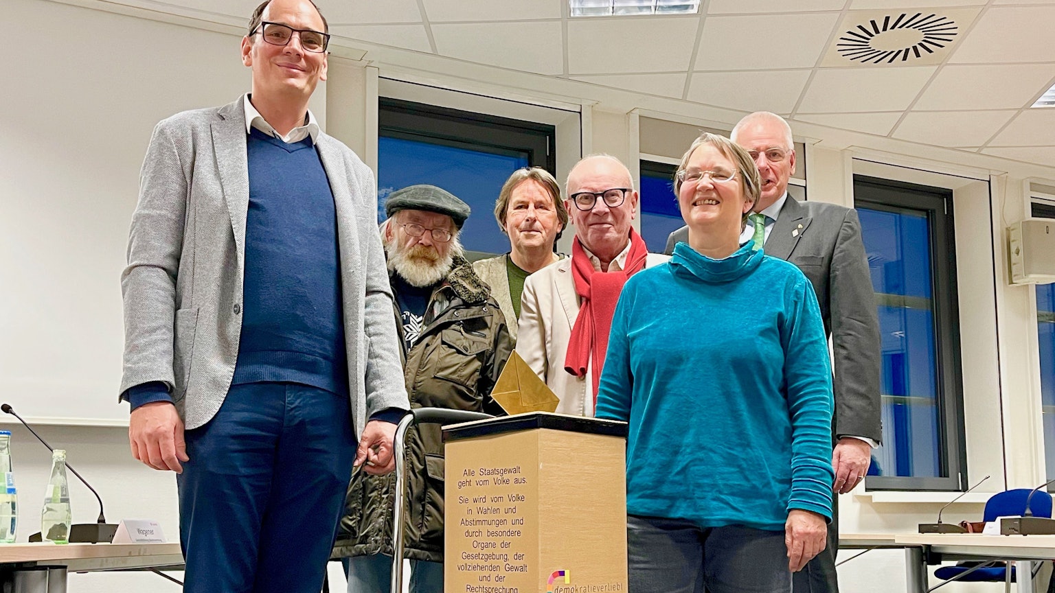 Die Fraktionsvorsitzenden und der Bezirksbürgermeister mit dem Pokal. V.l. Michael Olligschläger (CDU), Lothar Müller (Linke), Roland Schüler, Ute Ackermann (Grüne) Klaus Reinartz (FDP/Volt).