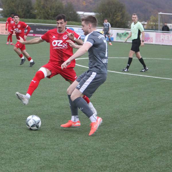 Nils Lokotsch (vorne) und der TuS 05 Oberpleis wollen die Tabellenführung ausbauen, Deniz Durmus und der 1. FC Niederkassel schielen auf Rang zwei.