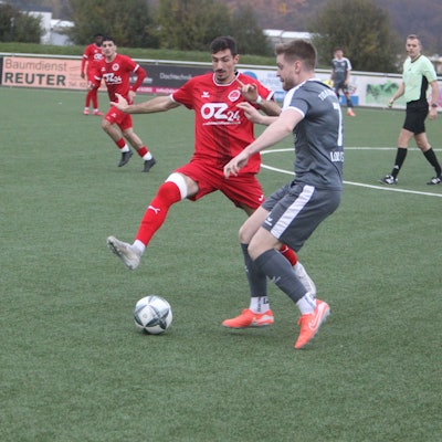 Nils Lokotsch (vorne) und der TuS 05 Oberpleis wollen die Tabellenführung ausbauen, Deniz Durmus und der 1. FC Niederkassel schielen auf Rang zwei.