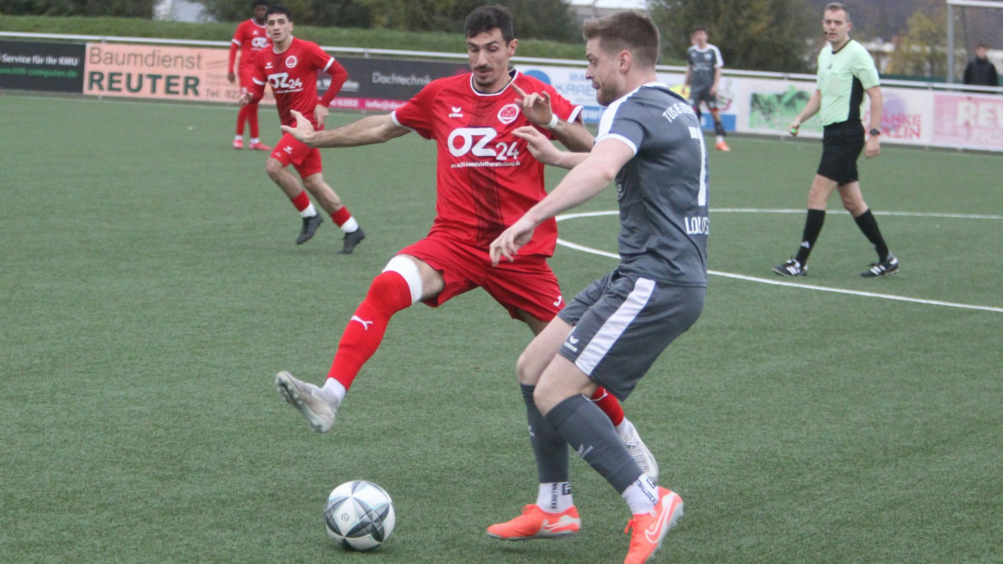 Nils Lokotsch (vorne) und der TuS 05 Oberpleis wollen die Tabellenführung ausbauen, Deniz Durmus und der 1. FC Niederkassel schielen auf Rang zwei.