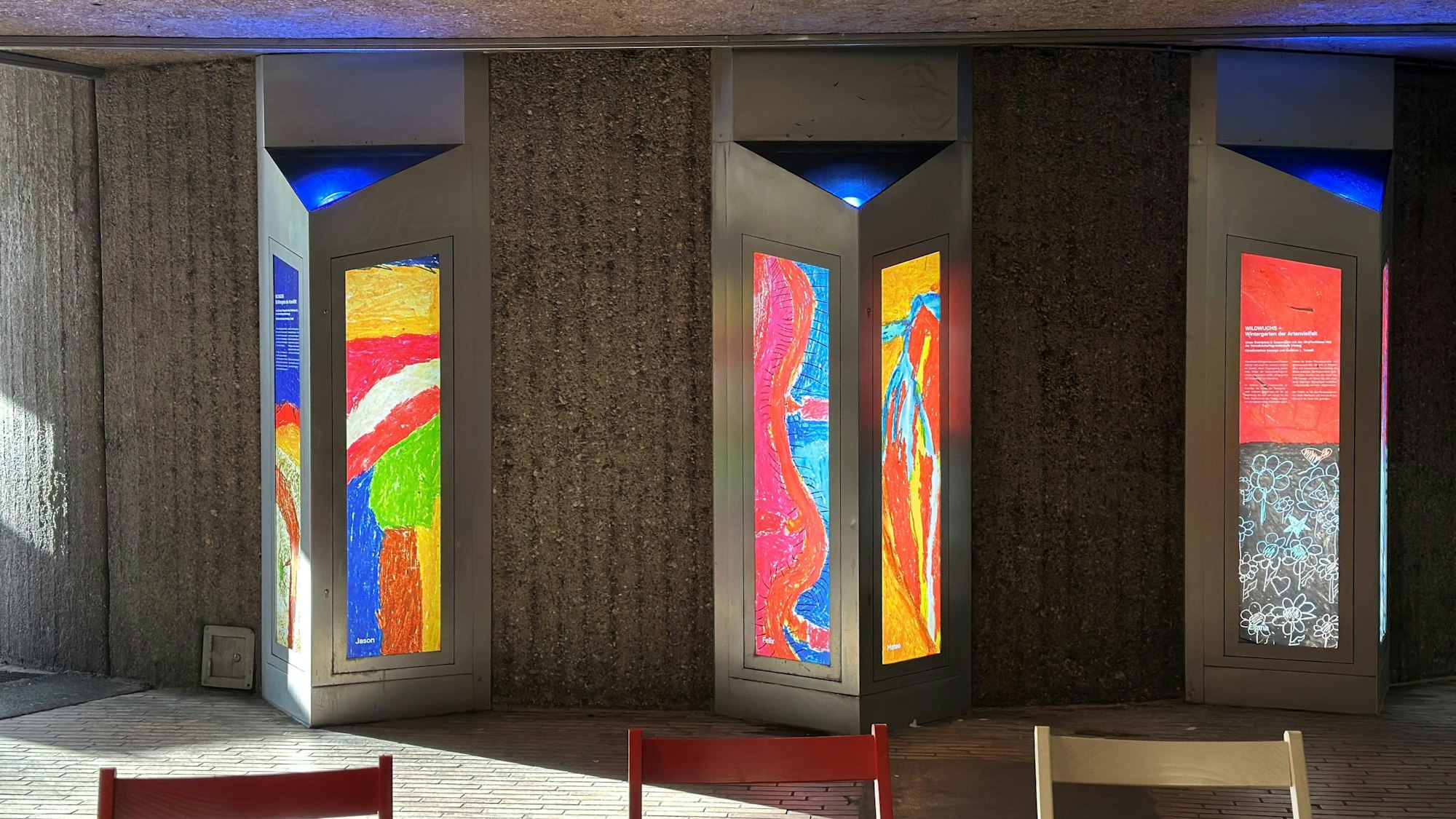 Kinder der GGS Irisweg haben neue Bilder für die Leuchtbox-Galerie in der U-Bahn-Passage am Ebertplatz gemalt.