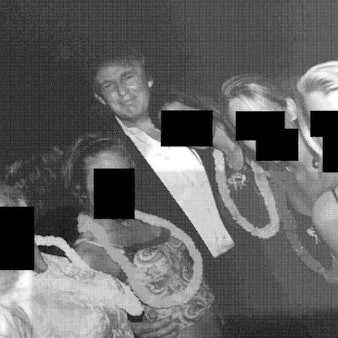 Donald Trump ist auf einem der am Freitag (12. Dezember) veröffentlichten Fotos in Begleitung von sechs Frauen zu sehen.