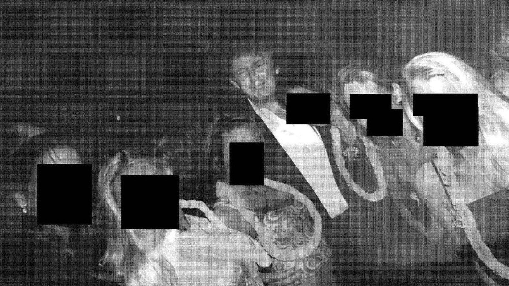 Donald Trump ist auf einem der am Freitag (12. Dezember) veröffentlichten Fotos in Begleitung von sechs Frauen zu sehen.