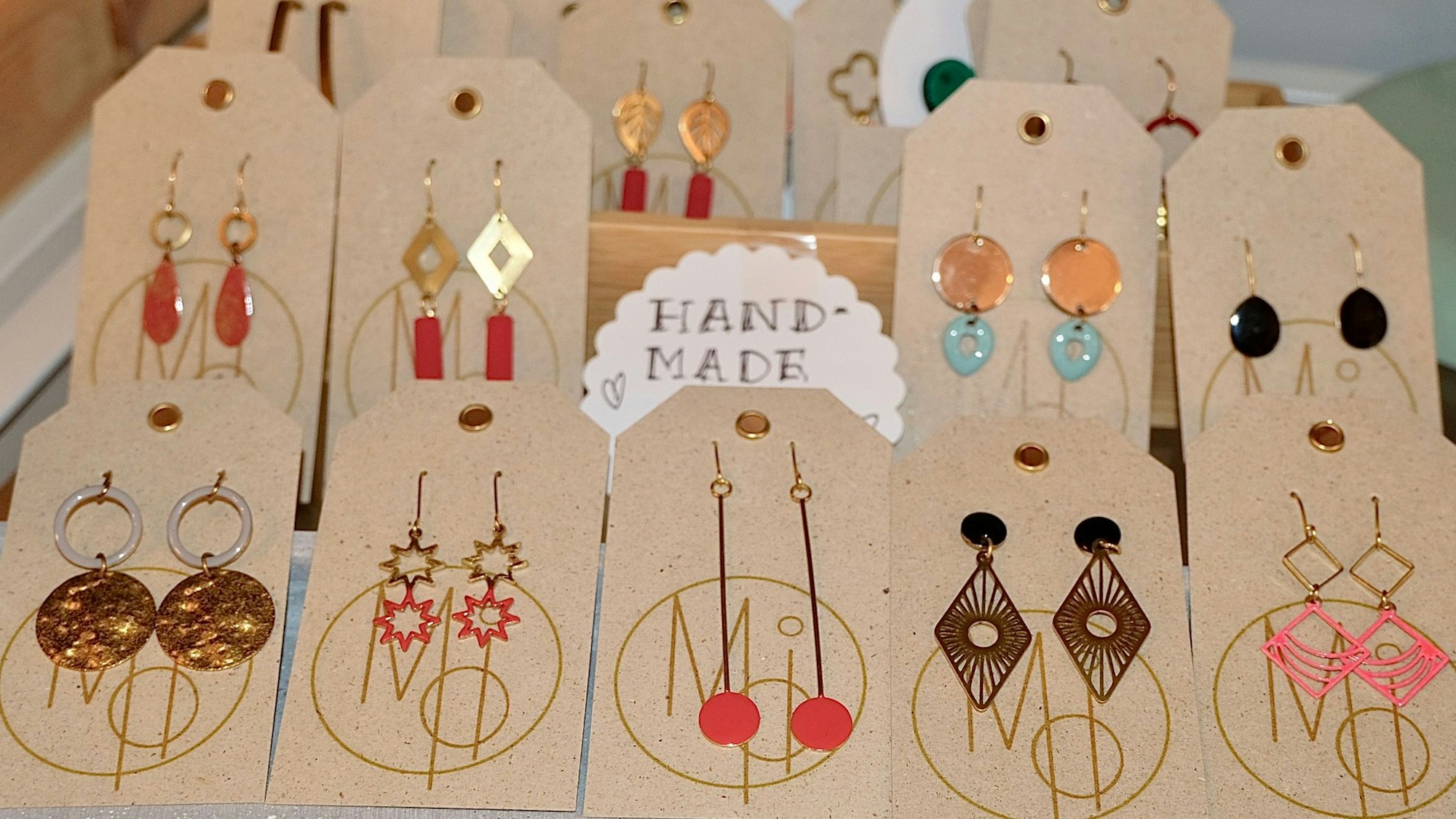 Ohrringe in vielen Formen liegen in einem Laden.