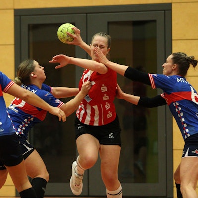 Lena Esser wird am Abschluss gehindert. Eine Spielerin greift ihr ins Gesicht, eine andere zieht sie am Trikot.