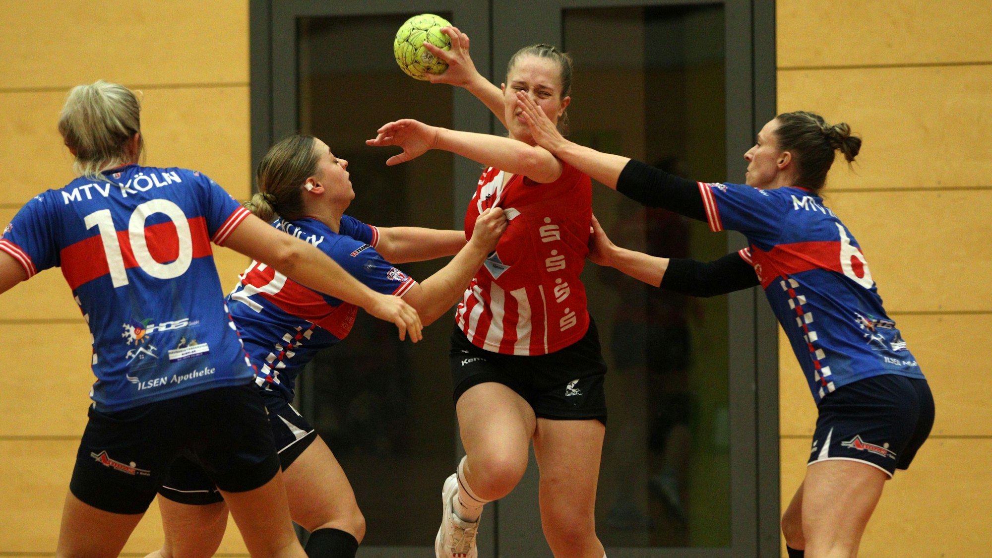 Lena Esser wird am Abschluss gehindert. Eine Spielerin greift ihr ins Gesicht, eine andere zieht sie am Trikot.