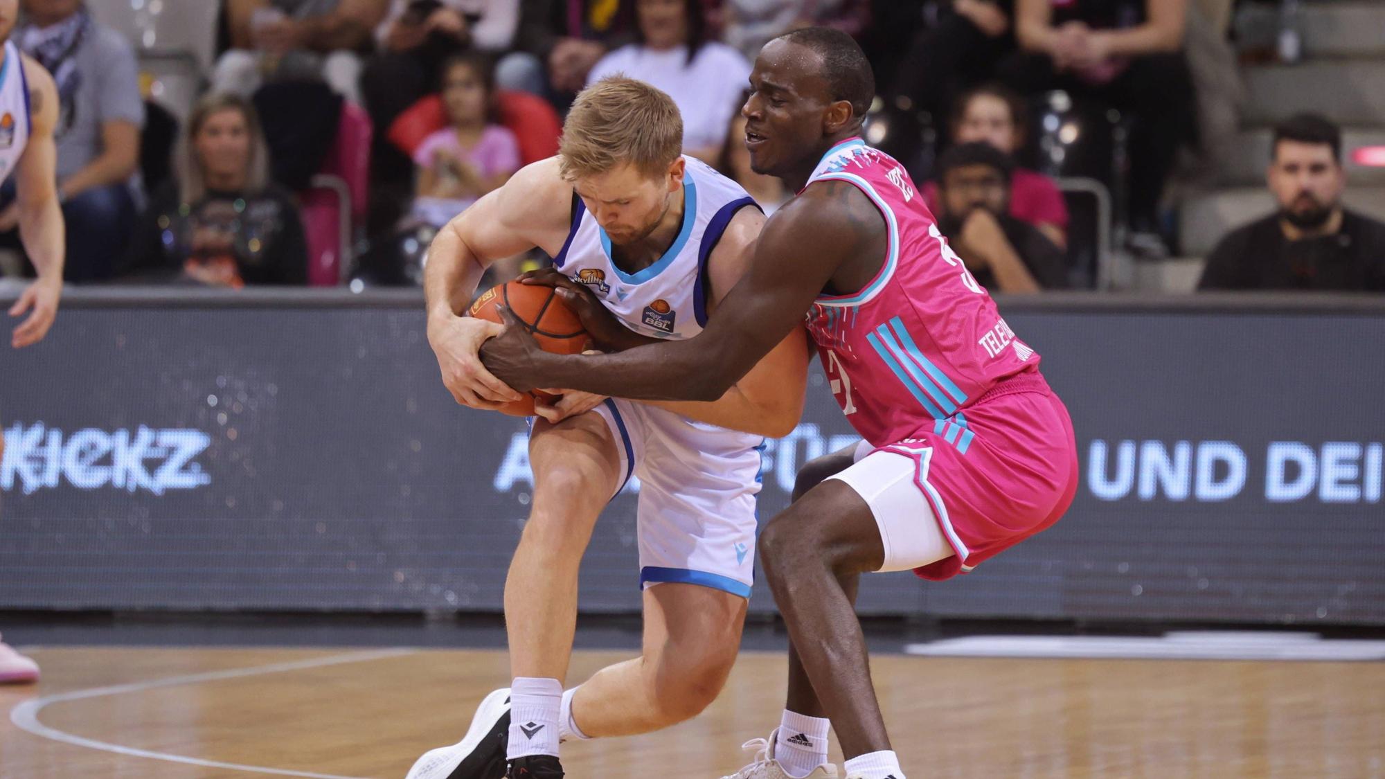 Die Baskets-Defense ist gefragt in Trier. Hier luchst Bonns Tylan Birts (rechts) Frankfurts Till Pape den Ball ab.