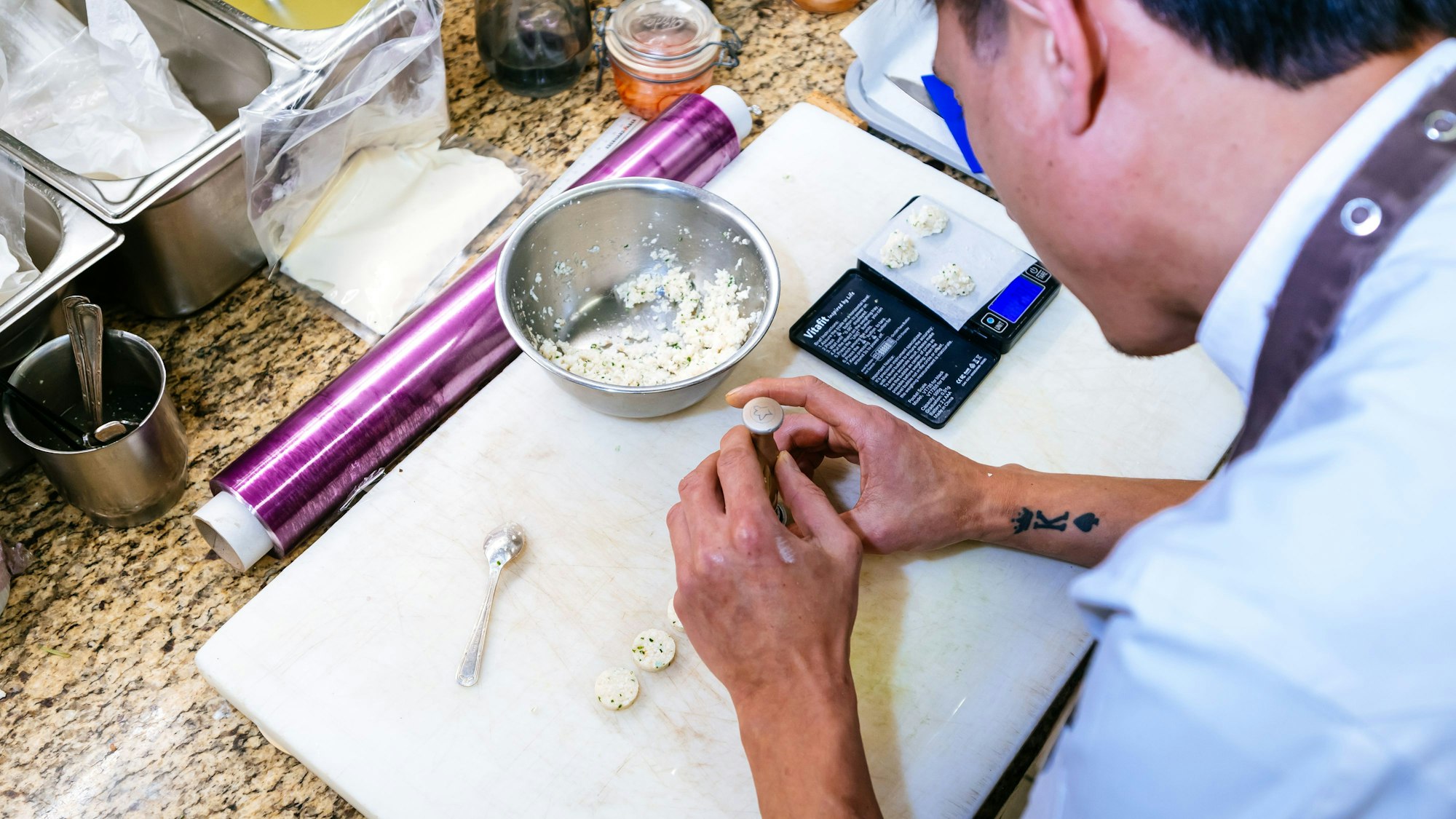 Feinarbeit gehört in der Sterneküche vom Restaurant Vendôme zum Tagesgeschäft.