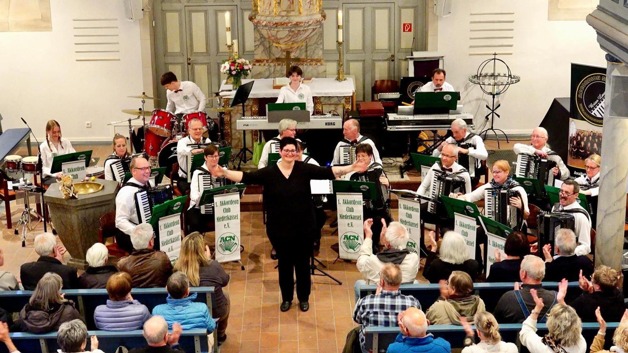 Ein Akkordeonorchester in einer Kirche.