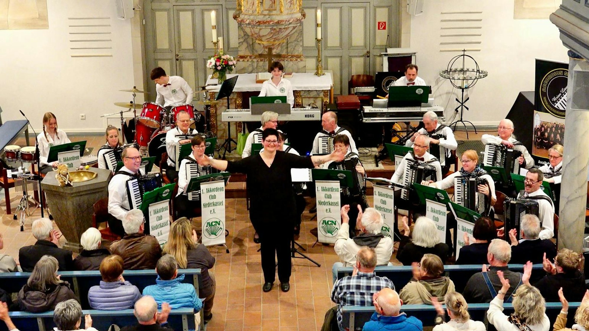 Ein Akkordeonorchester in einer Kirche.
