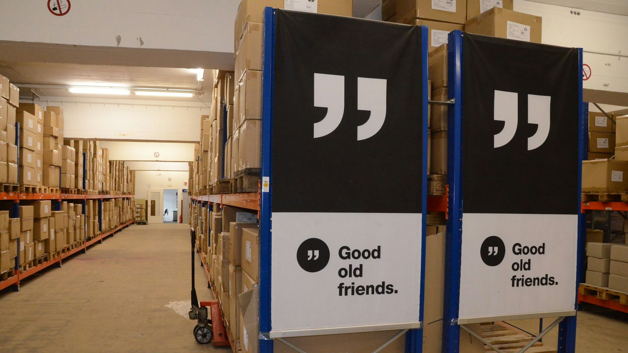 Regale in einem Warenlager.