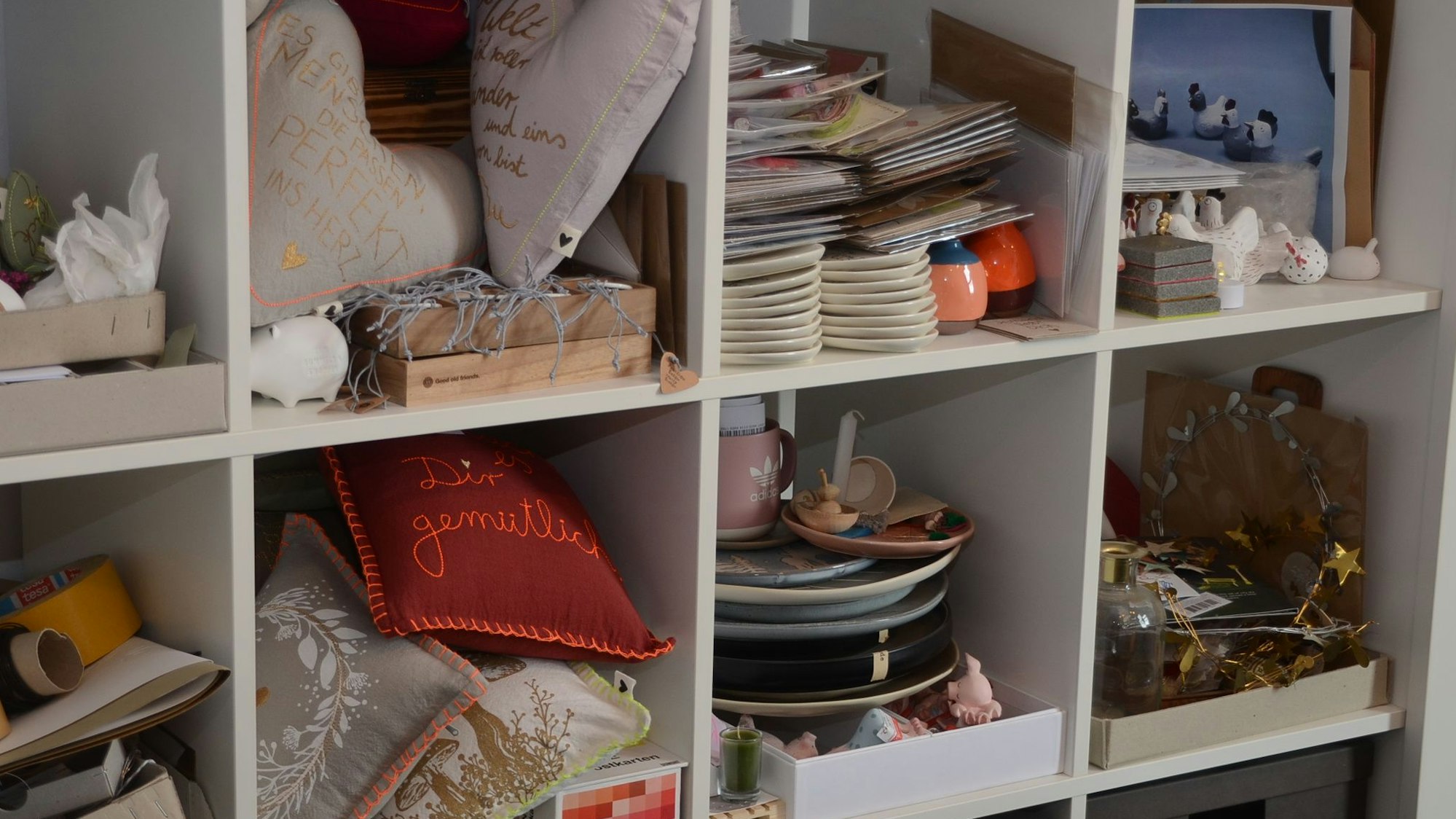 Materialien zum Basteln in einem Regal.