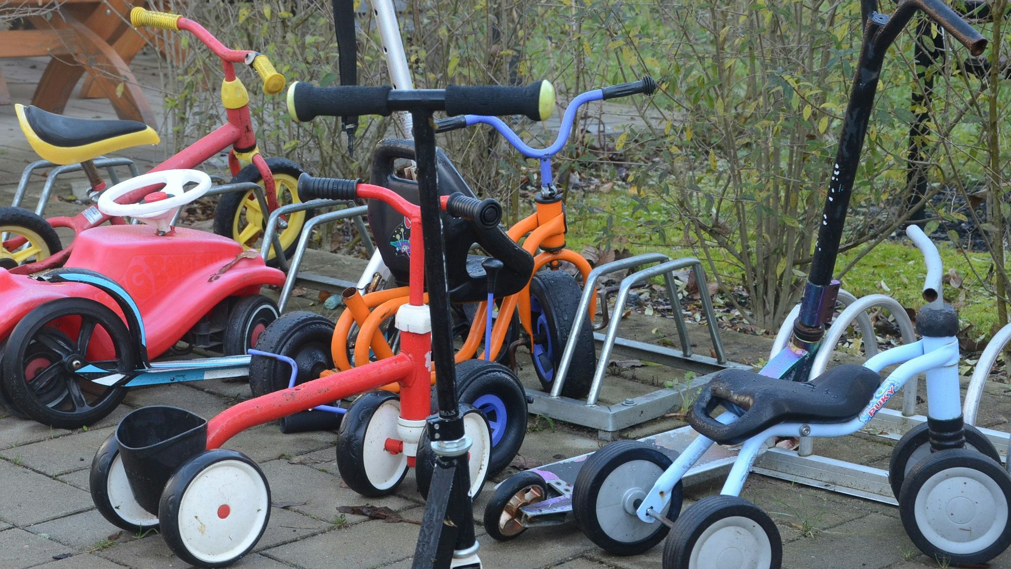 Kinderroller, Dreiräder und Rutscherautos.