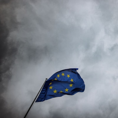 Die Flagge der Europäischen Union weht vor dem Gebäude des Europäischen Parlaments im Wind. (Symbolbild)