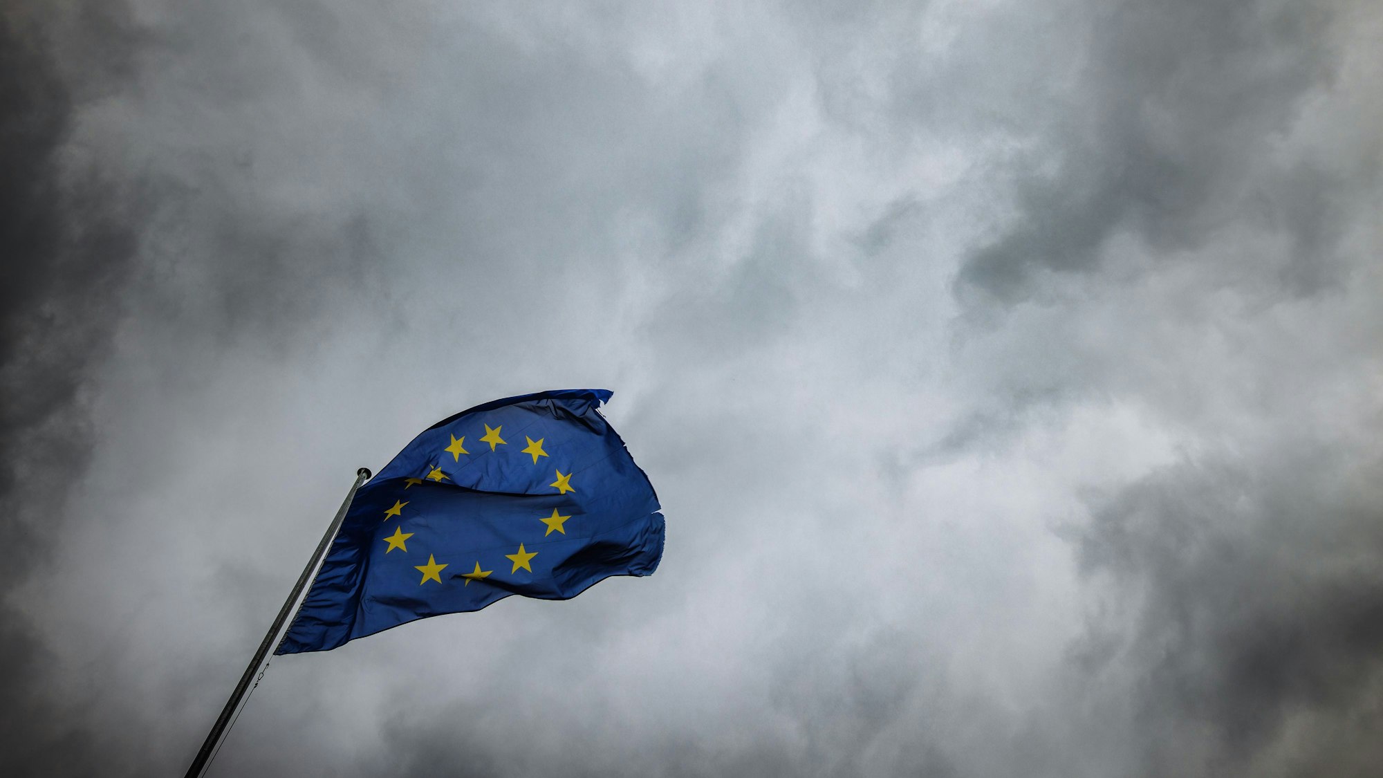 Die Flagge der Europäischen Union weht vor dem Gebäude des Europäischen Parlaments im Wind. (Symbolbild)