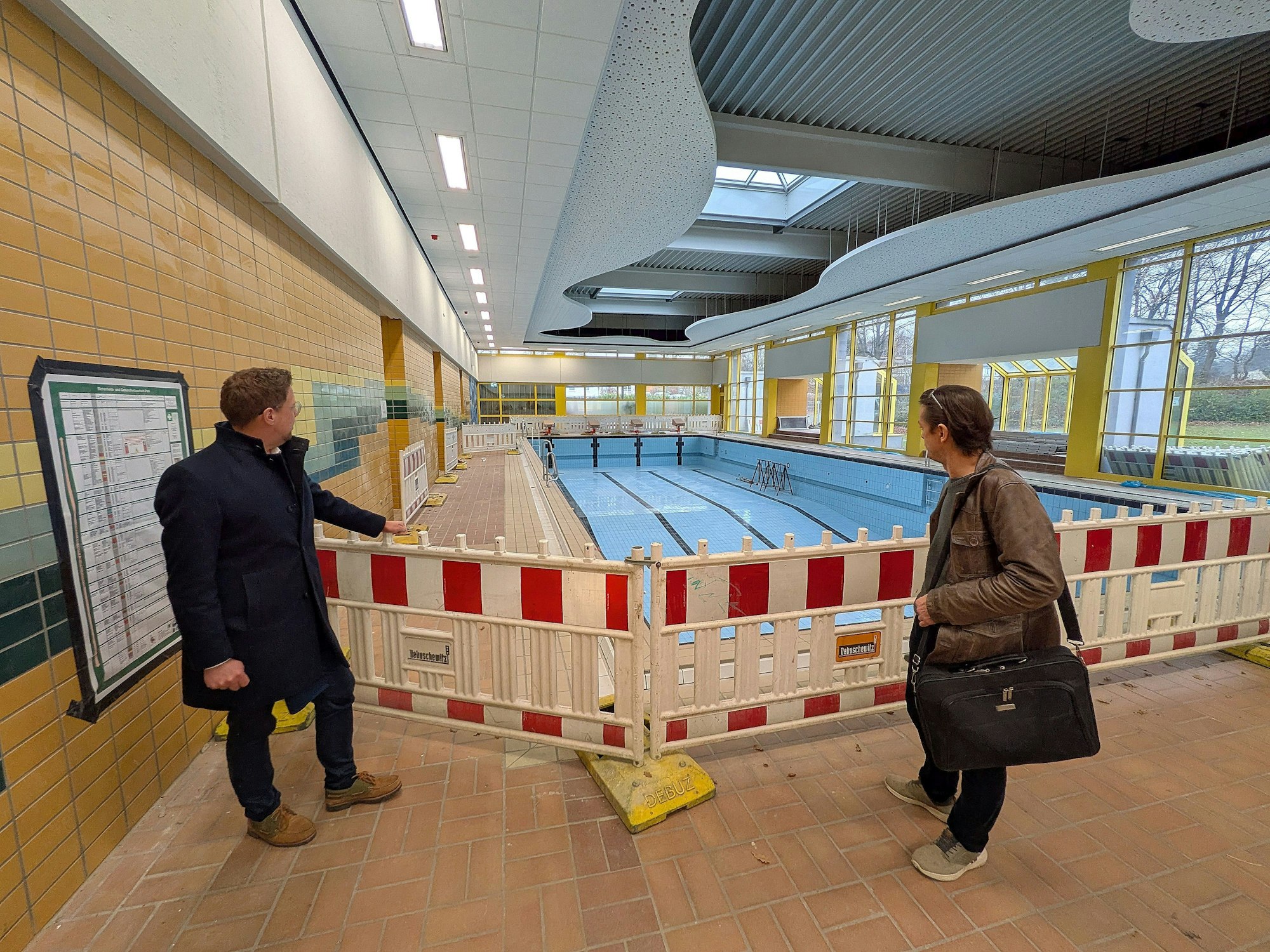 27. November 2025: Bürgermeister Swen Christian (links) und Michael Scholz vom Architekturbüro Haas informieren über die Arbeiten.