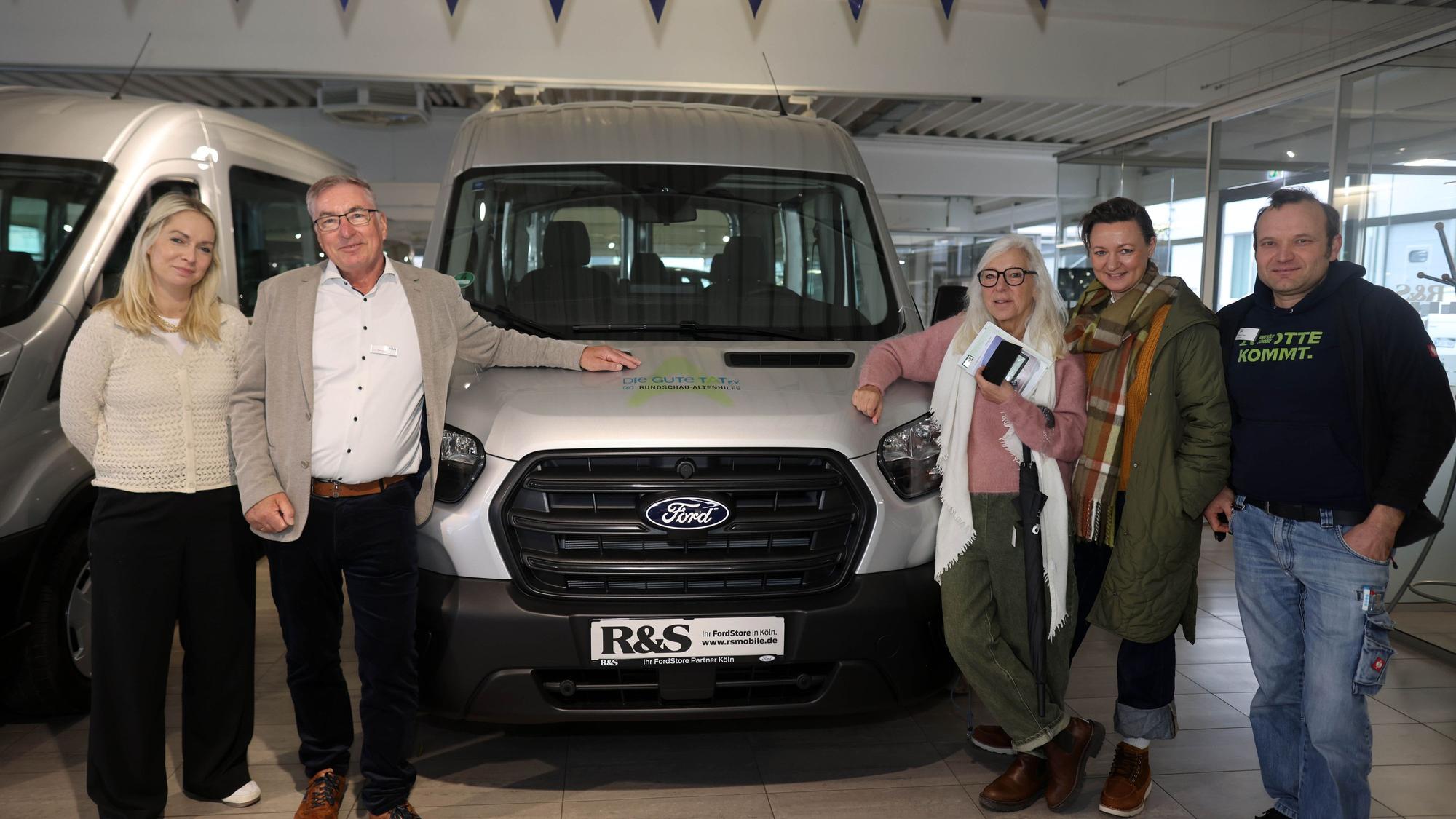 Freude bei der Fahrzeugübergabe (von links): Julia Heinen (Altenhilfe), Klaus Schneider (R&S Mobile), Elisabeth Römisch, Verena Rech, Nikola Paev (GFO Hospiz St. Klara).