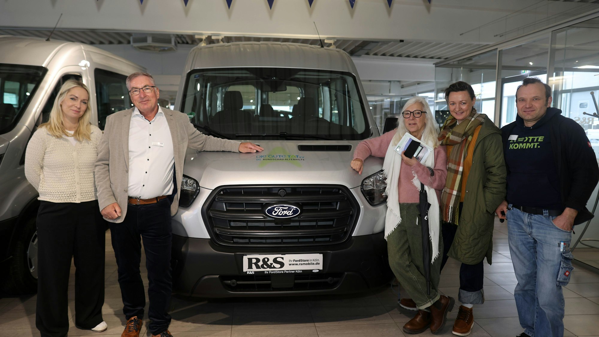 Freude bei der Fahrzeugübergabe (von links): Julia Heinen (Altenhilfe), Klaus Schneider (R&S Mobile), Elisabeth Römisch, Verena Rech, Nikola Paev (GFO Hospiz St. Klara).