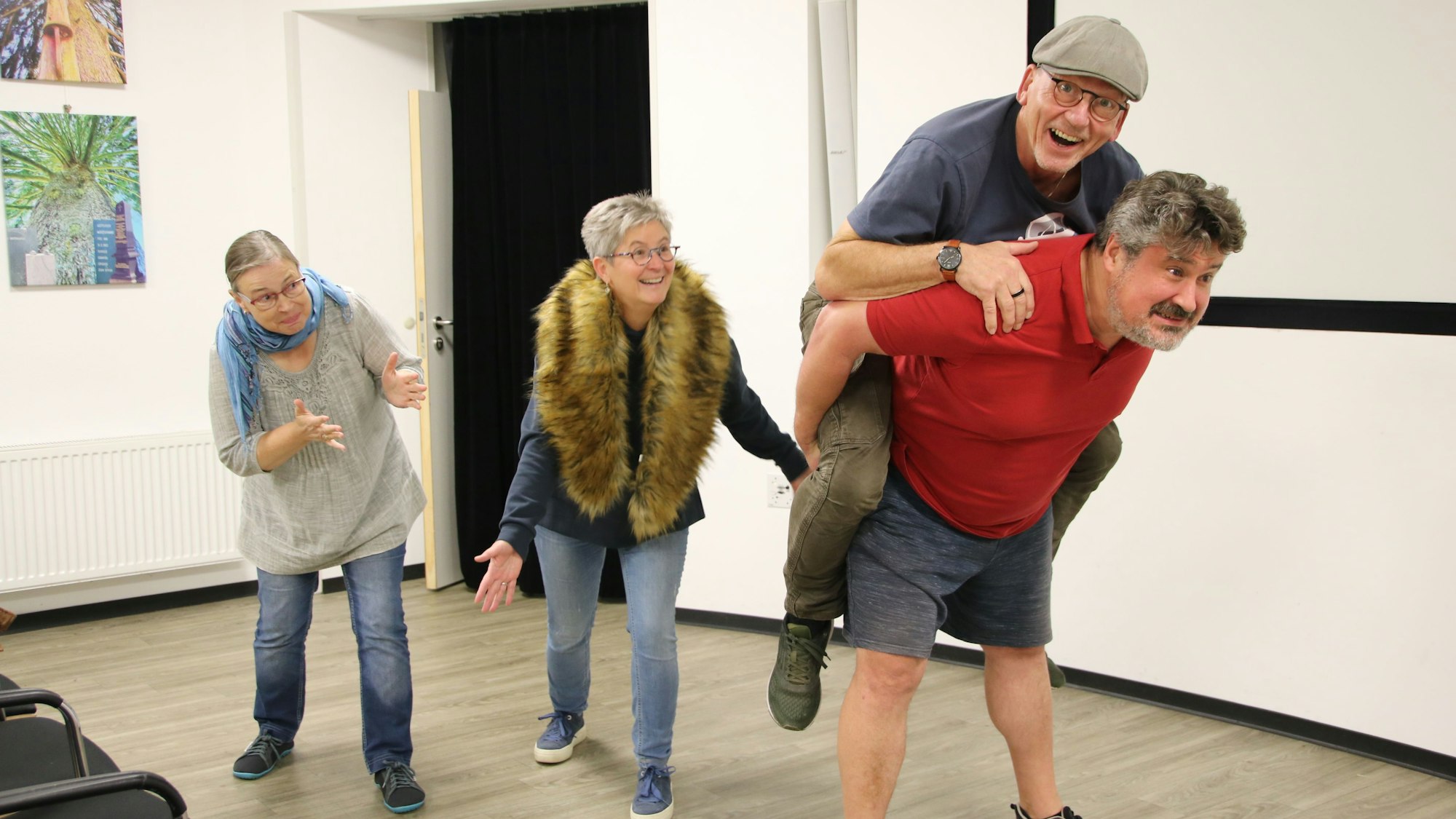 Das Foto zeigt ein Szenenbild bei der Probe des Wipperwagens zum Stück "Ein Schlüssel für Zwei".