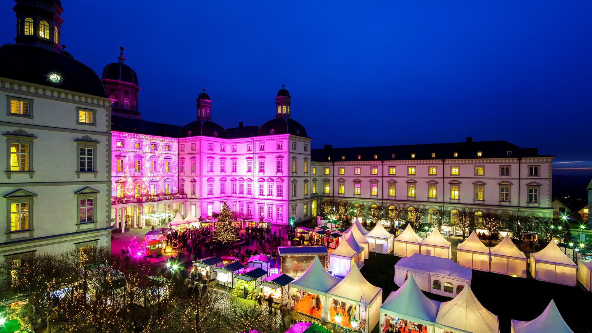 Noch bis zum 14. Dezember 2025 lockt der „Unikat“-Weihnachtsmarkt viele Besucher nach Schloss Bensberg.