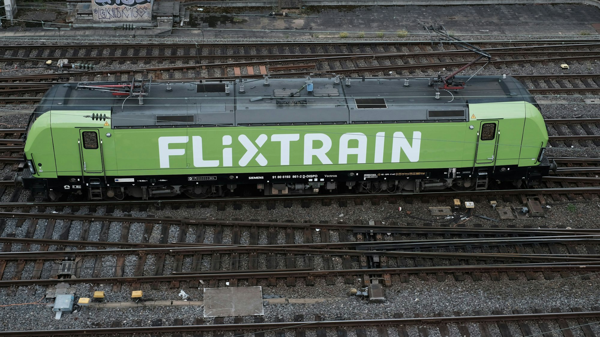 FlixTrain auf den Schienen.