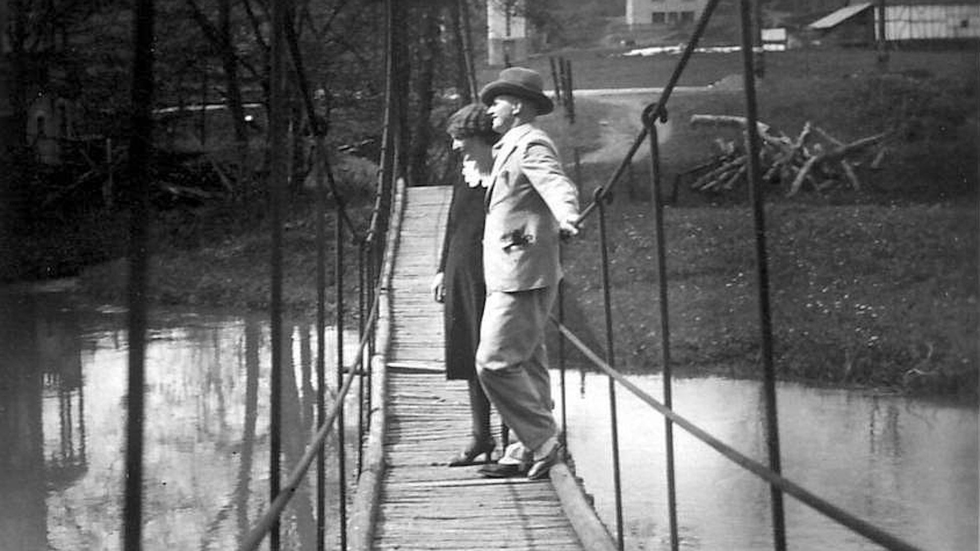 Auch dieses Paar posierte in den 1930er Jahren auf der Morsbacher Hängeseilbrücke. Die heutige Gemeinde war damals sehr beliebt als Ausflugsziel im Bergischen Land.