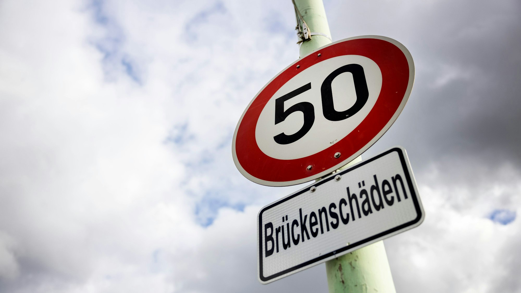 Ein Tempo-50-Schild mit dem Zusatz „Brückenschäden“.