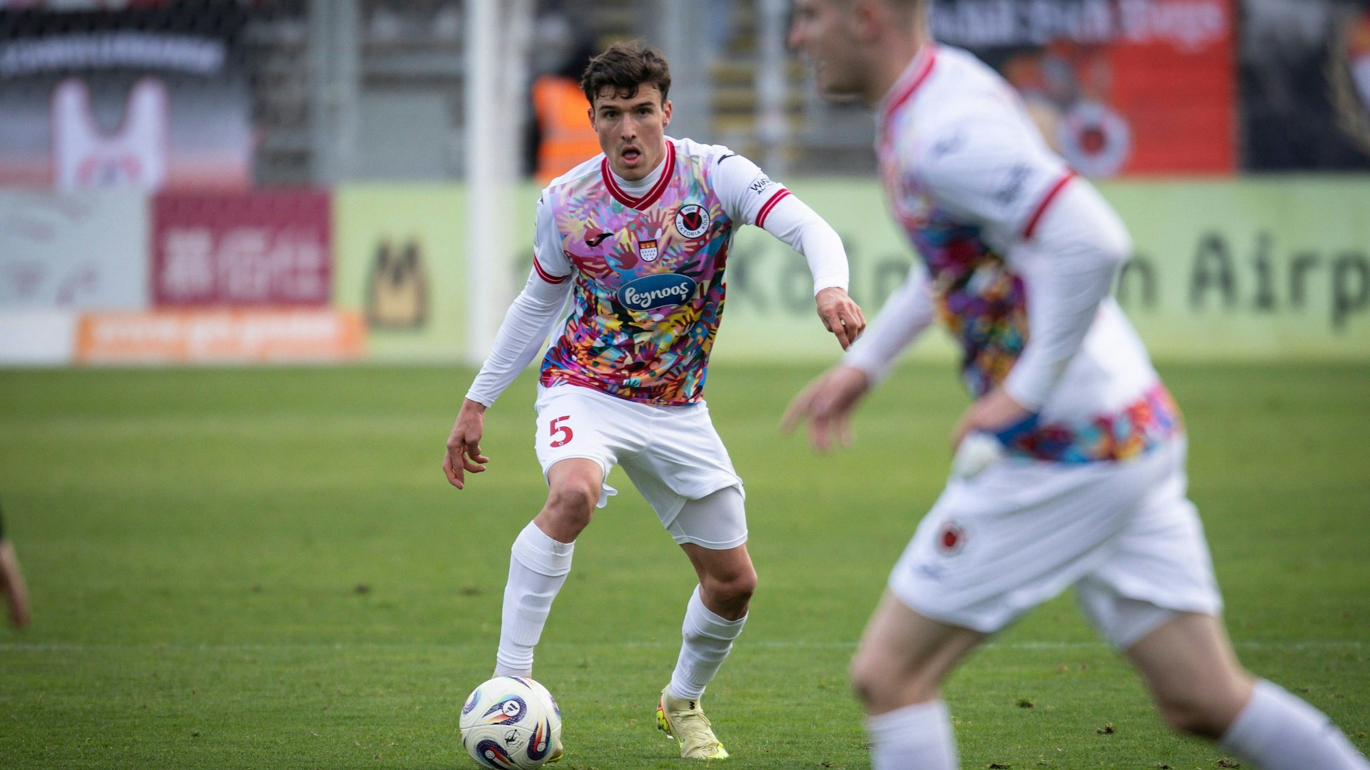 3. Liga: FC Viktoria Köln - SC Verl, 22.11.2025 Leonhard Münst Viktoria Köln, 5 Köln, 22.11.2025 - 15. Spieltag der 3. Fußball-Liga: FC Viktoria Köln - SC Verl im Sportpark Höhenberg in Köln. Die DFL-Bestimmungen verbieten die Verwendung von Fotografien als Bildsequenzen und / oder Quasi-Videos. *** 3 Liga FC Viktoria Köln SC Verl, 22 11 2025 Leonhard Münst Viktoria Köln, 5 Köln, 22 11 2025 15 Matchday of the 3 Football League FC Viktoria Köln SC Verl at Sportpark Höhenberg in Cologne The DFL regulations prohibit the use of photographs as image sequences and or quasi videos Copyright: xBEAUTIFULxSPORTS/AxelxKohringx