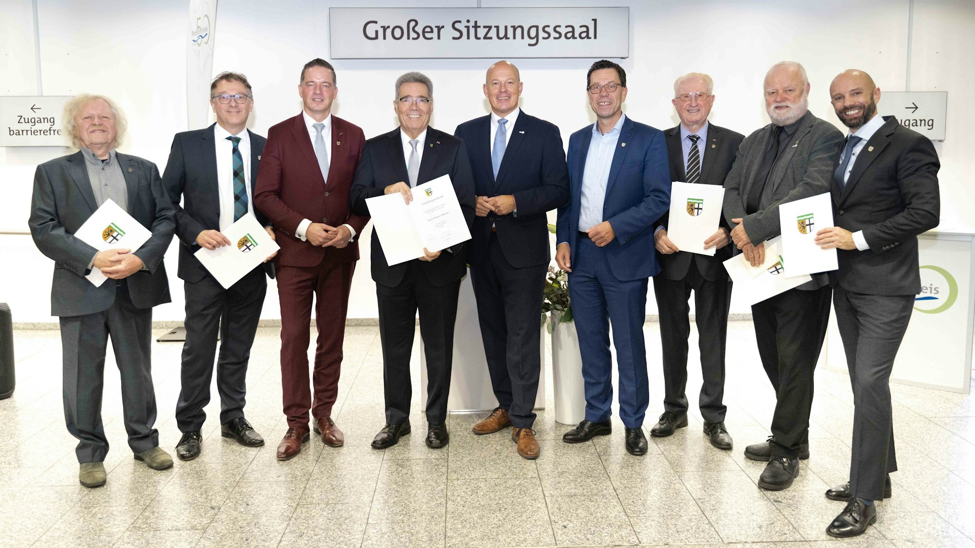 Zu sehen ist eine Gruppe von Männern mit Urkunden.