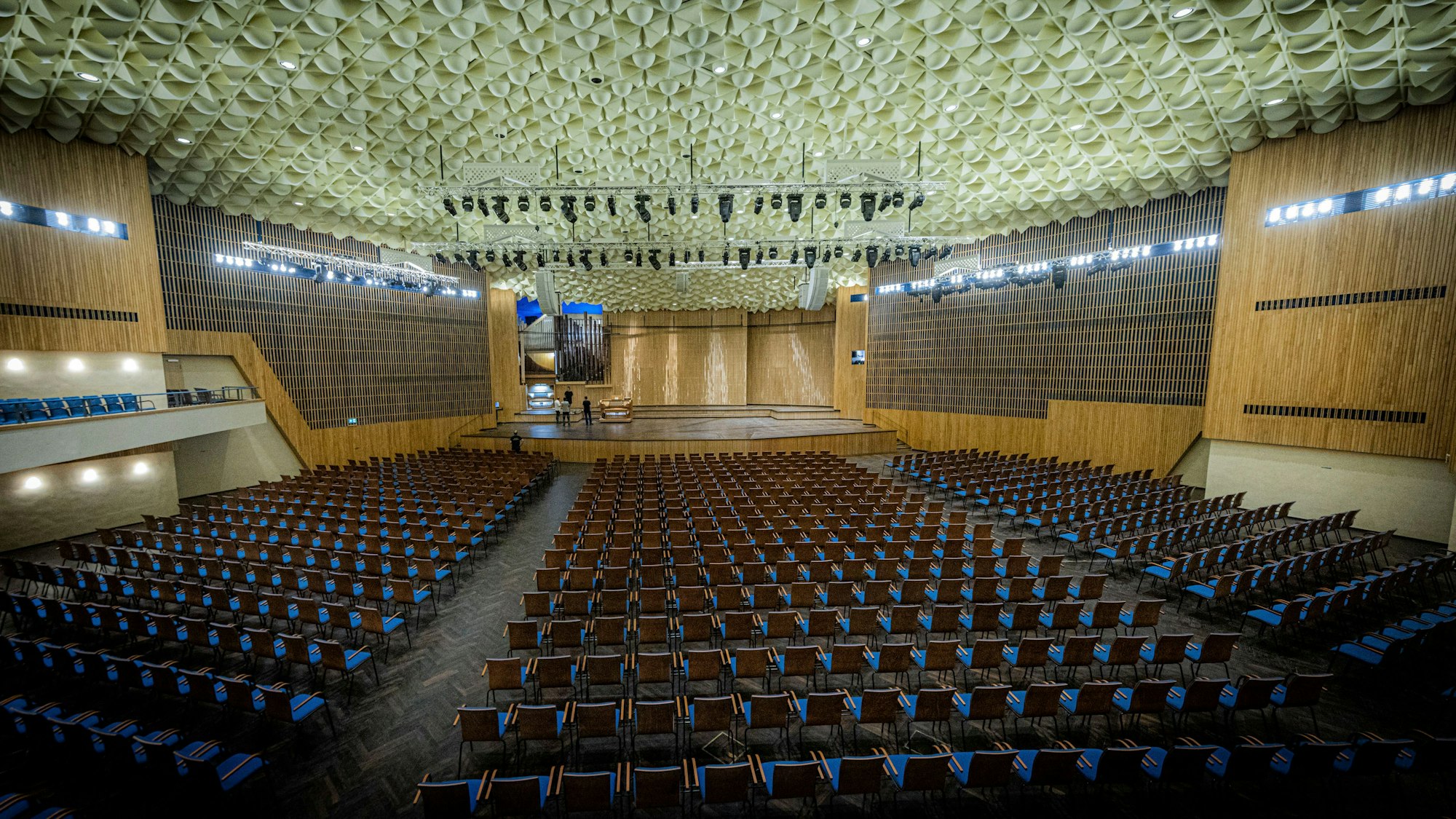 Blick in den neuen Großen Saal der Beethovenhalle. Am Dienstag kommt Bundespräsident Steinmeier zur Eröffnung.