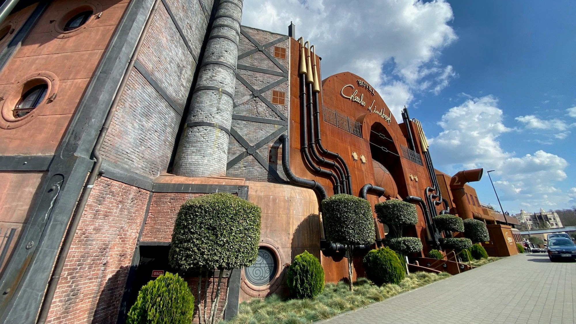 Auf dem Bild ist die Fassade eines Hotels im Phantasialand zu sehen.