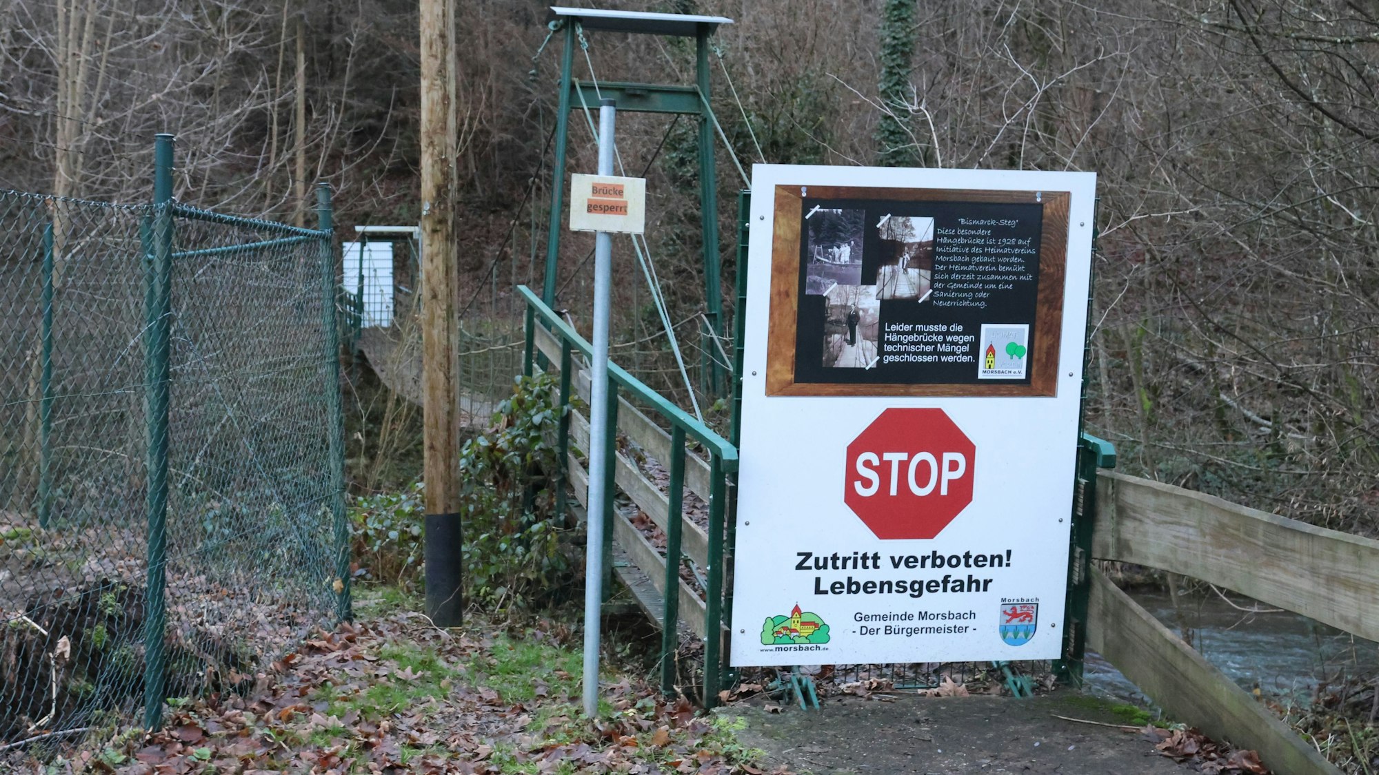 Seit dem 3. August 2022 ist in Morsbach die historische Hängeseilbrücke gesperrt. Das Werk ist marode, ein Betreten wäre inzwischen lebensgefährlich. Der Heimatverein an die Sperren mit Fotos und Wissenswertem versehen.