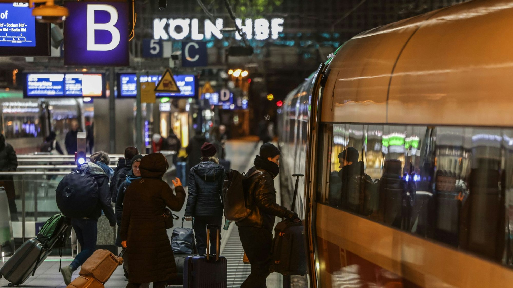 Vor allem in den Abendstunden will die Bahn zwischen Großstädten mehr Züge einsetzen. (Archivbild)
