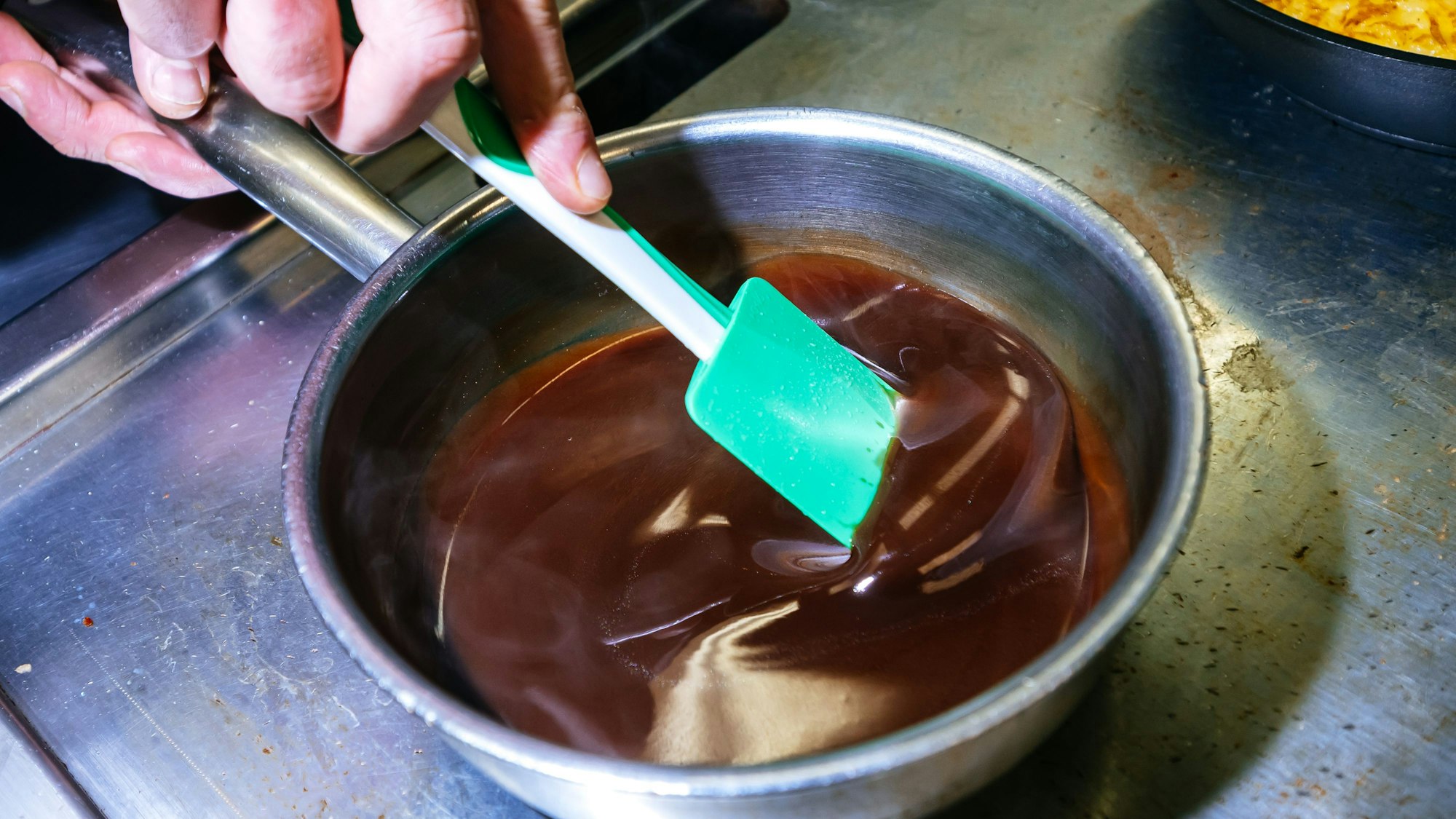Schon beim Kochen abschmecken: Hier rührt Sternekoch Dennis Kuckuck die Burgundersauce zum Boeuf Bourguignon an.