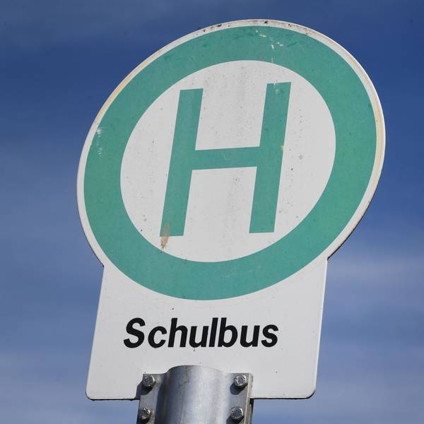 Das Foto zeigt ein Schild an einer Schulbushaltestelle.