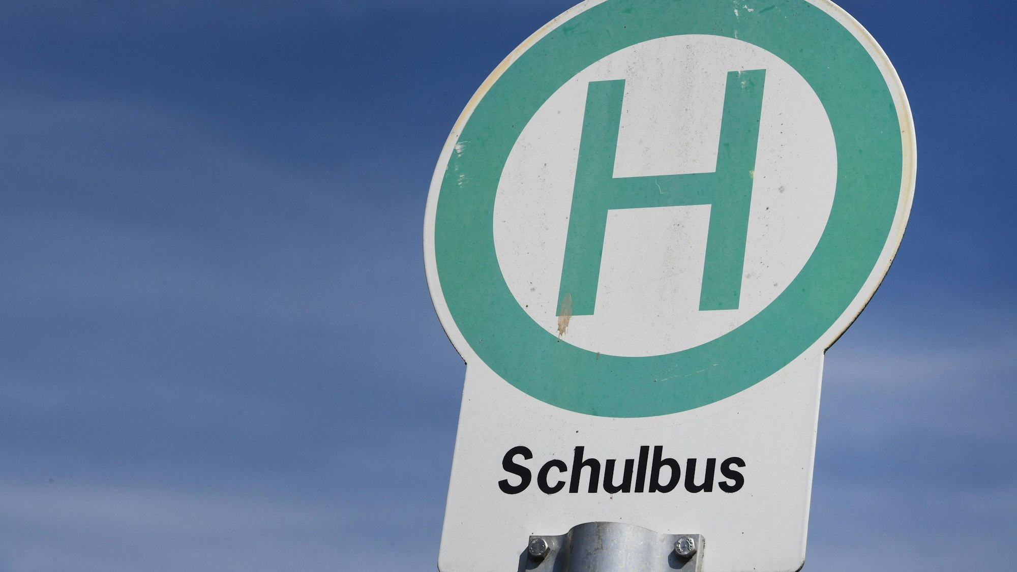 Das Foto zeigt ein Schild an einer Schulbushaltestelle.