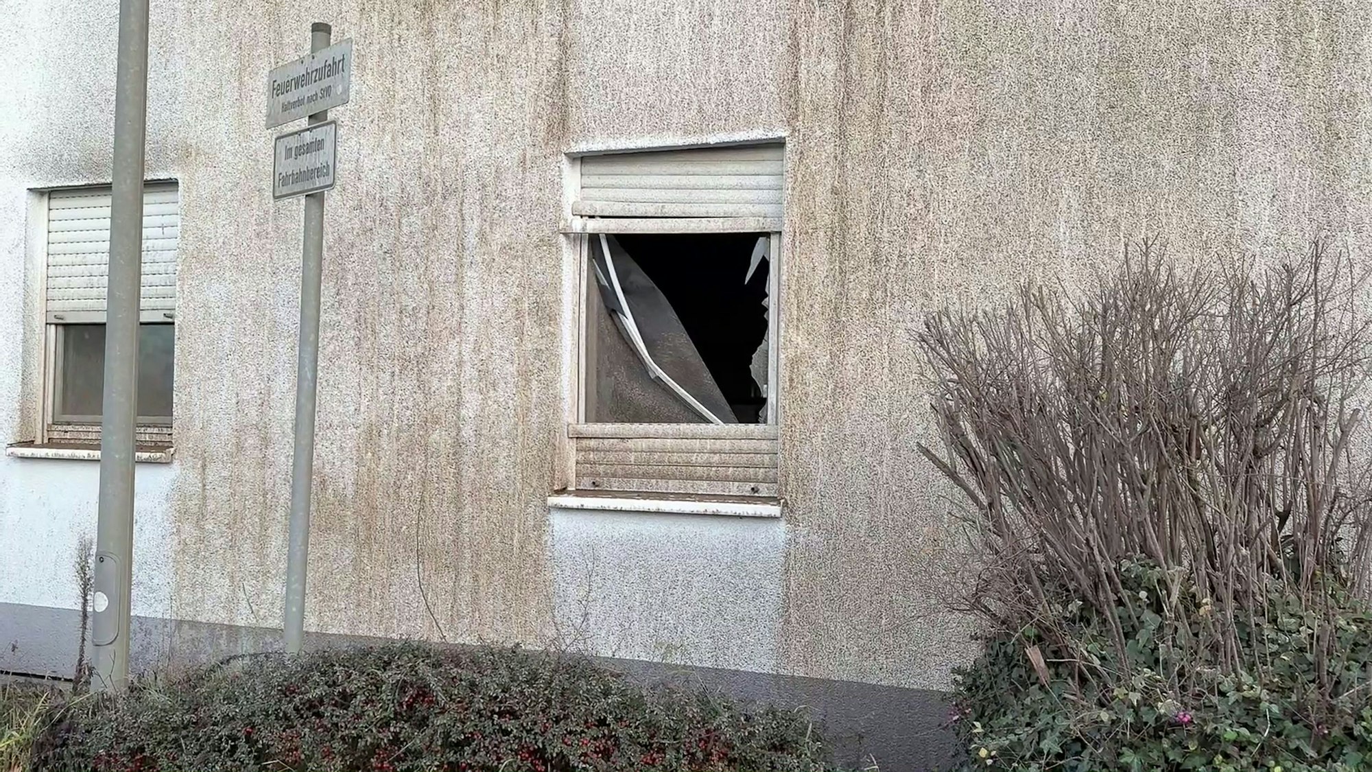 Blick auf ein beschädigtes Wohnhaus, nachdem eine Weltkriegsbombe gesprengt wurde. Bei der Bombenentschärfung sind mehrere Häuser beschädigt worden. Nach Angaben der Stadt sind rund 60 Anwohner betroffen.