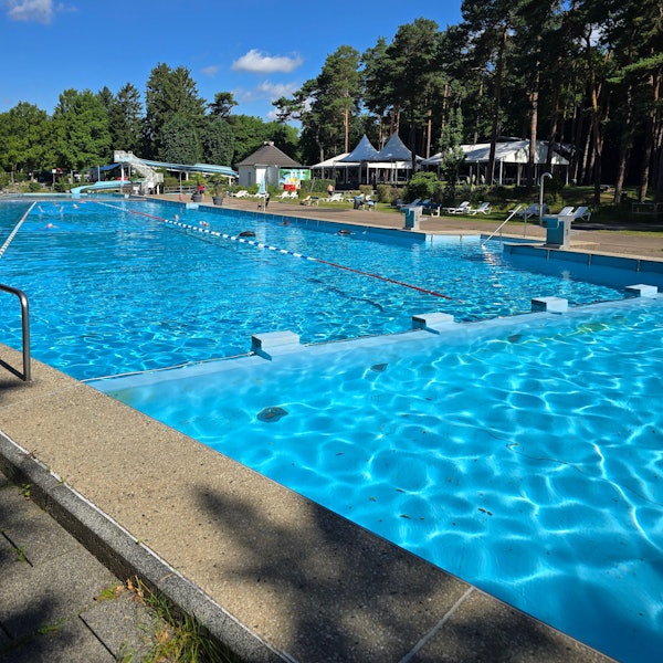 Die Folie des Schimmerbeckens im Waldbad Dünnwald ist seit Jahren undicht.