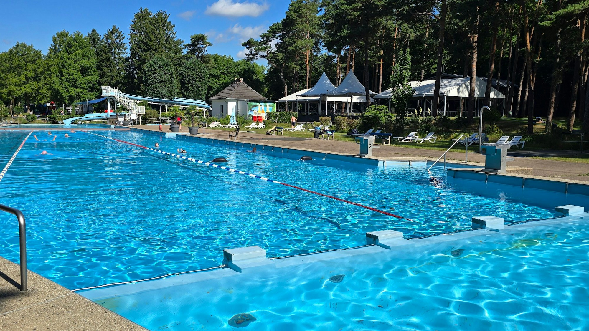 Die Folie des Schimmerbeckens im Waldbad Dünnwald ist seit Jahren undicht.