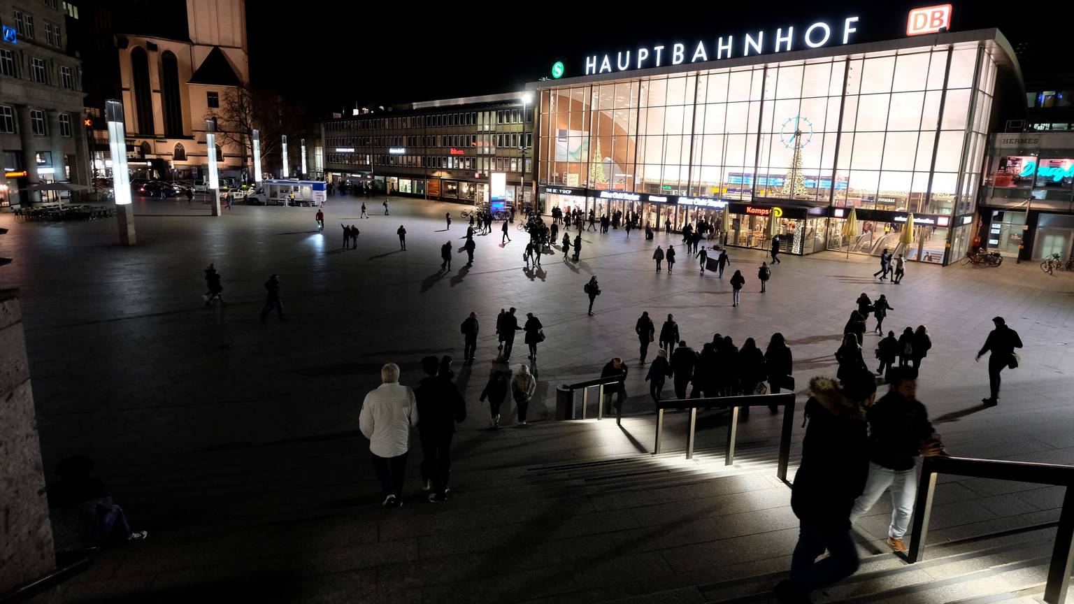 In der Silvesternacht 2015 fanden am Hauptbahnhof und vor dem Dom viele sexuelle Übergriffe statt. (Archivbild)
