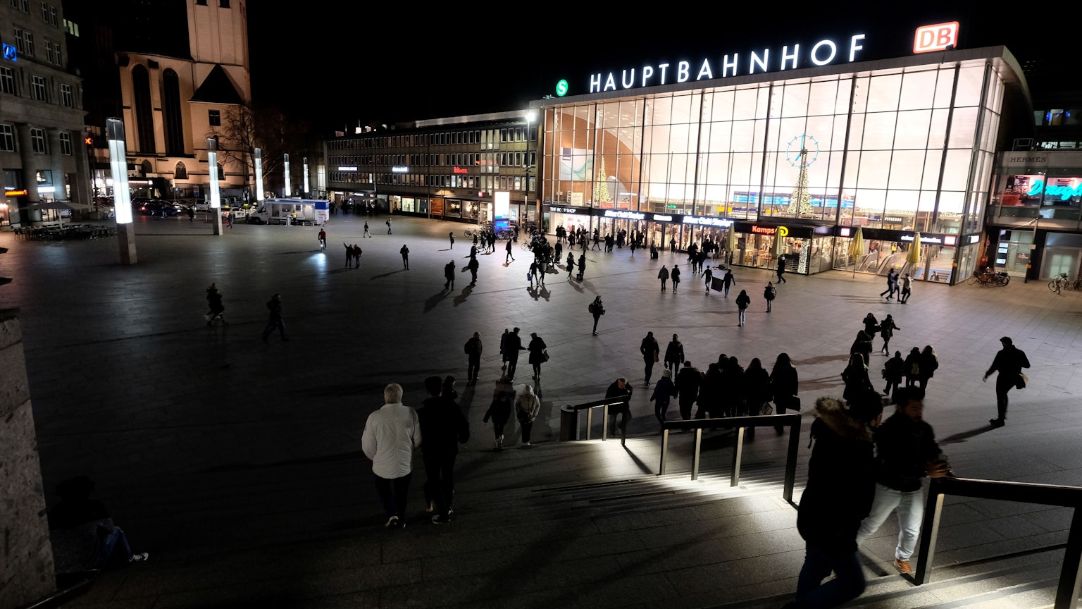 In der Silvesternacht 2015 fanden am Hauptbahnhof und vor dem Dom viele sexuelle Übergriffe statt. (Archivbild)