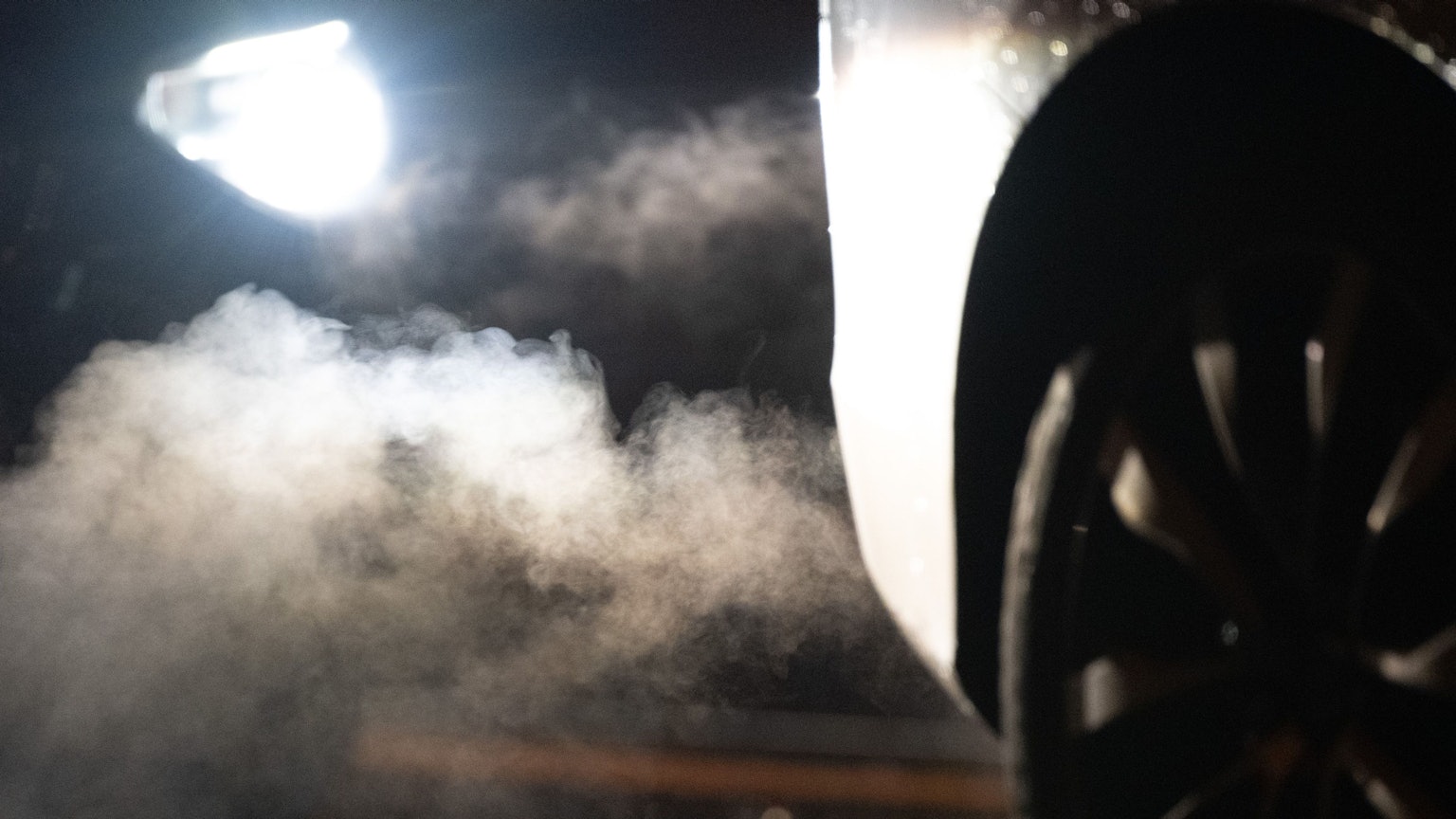 Abgase kommen aus dem Auspuff eines Autos.