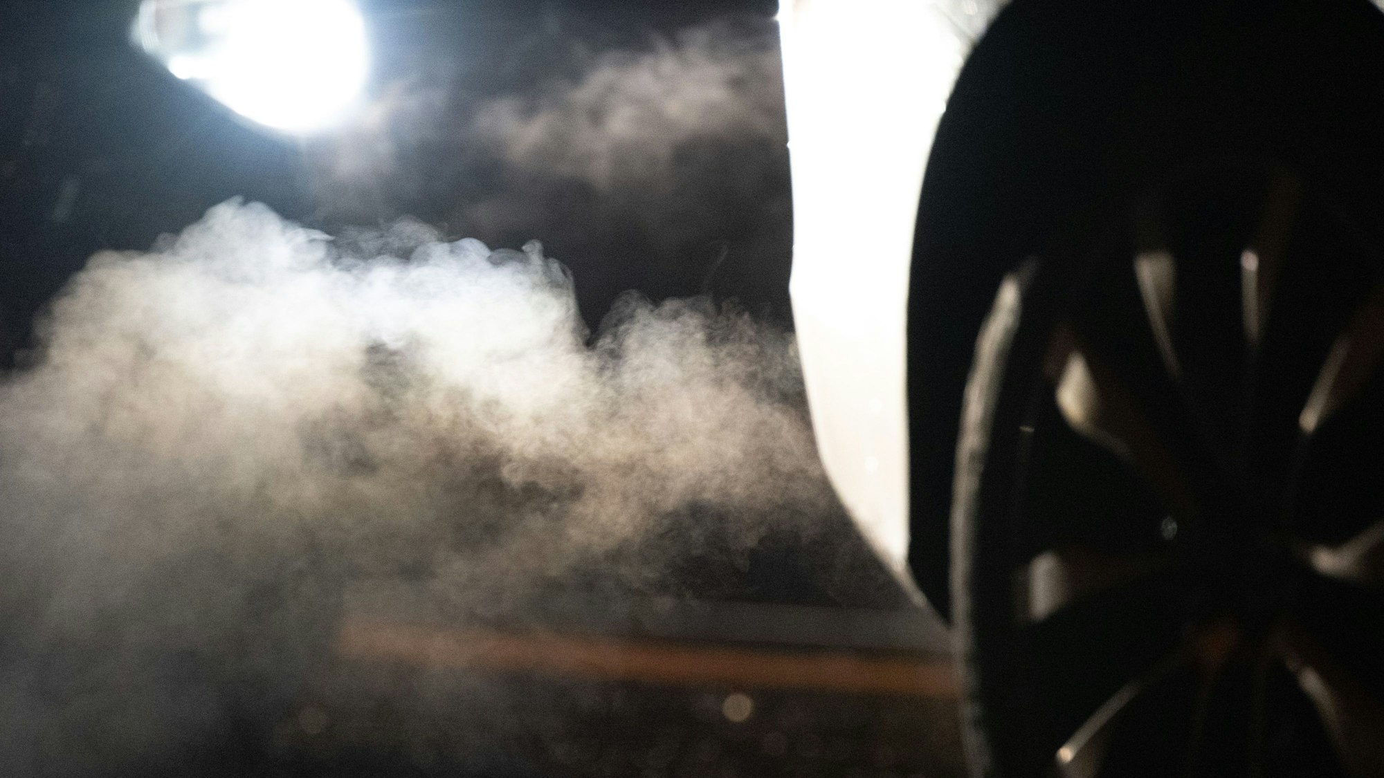 Abgase kommen aus dem Auspuff eines Autos.