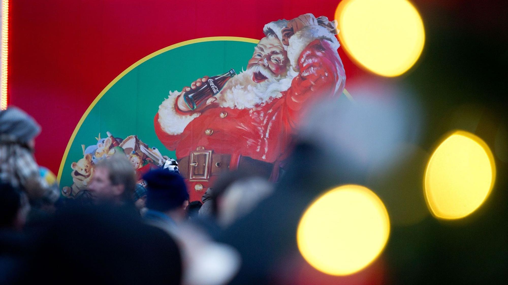 Auf dem Weihnachtstruck zeigt Coca-Cola die mittlerweile bekannte Darstellung des Weihnachtsmanns. (Archivbild)