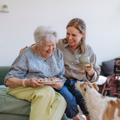 Selbstfürsorge nützt doppelt: Wer als pflegender Angehöriger gut auf sich selbst aufpasst, hat Energie, um für die pflegebedürftige Person da zu sein.